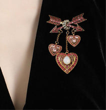 Laden Sie das Bild in den Galerie-Viewer, Cupid&#39;s Favorite Brooch
