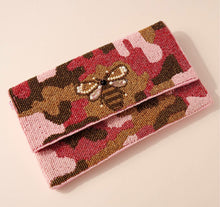 Indlæs billede til gallerivisning Pink Camo Bee Beaded Clutch
