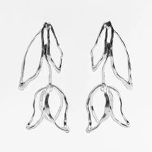 Carregar imagem no visualizador da galeria, Topsy Turvy Tulip Dangle Earrings