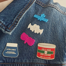 Indlæs billede til gallerivisning Hold Your Ear Grease Enamel Pin