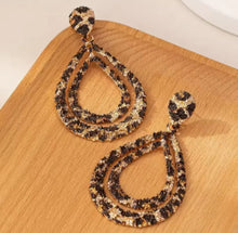 Cargar imagen en el visor de la galería, Wild Thoughts Dangle Earrings