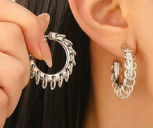 Cargar imagen en el visor de la galería, Chain Reaction Hoop Earrings