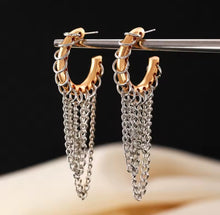 Cargar imagen en el visor de la galería, Chain Reaction Hoop Earrings