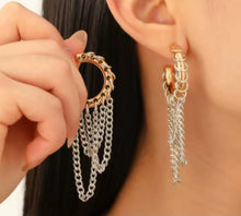 Cargar imagen en el visor de la galería, Chain Reaction Hoop Earrings