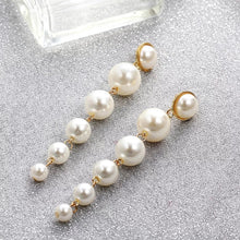 Cargar imagen en el visor de la galería, Pretty Girl Pearl Dangle Earrings