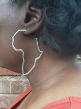 Charger l&#39;image dans la galerie, Africa Hoop Earrings