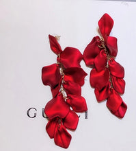 Carregar imagem no visualizador da galeria, Satin Petals Dangle Earrings