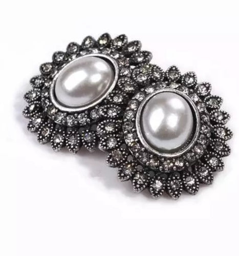 VP Pretty Pearl Stud Earrings