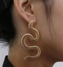 Laden Sie das Bild in den Galerie-Viewer, Medusa Stud Earrings