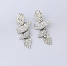 Laden Sie das Bild in den Galerie-Viewer, Precious Metals Dangle Earrings