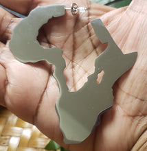 Laden Sie das Bild in den Galerie-Viewer, 3D Africa Hoop Earrings