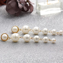 Carregar imagem no visualizador da galeria, Pretty Girl Pearl Dangle Earrings