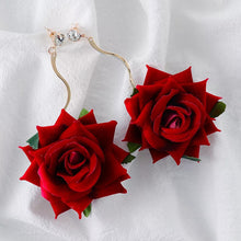 Laden Sie das Bild in den Galerie-Viewer, Kiss From A Rose Dangle Earrings