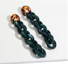 Carregar imagem no visualizador da galeria, Hype Her Link Dangle Earrings